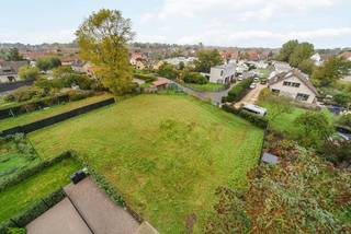 Aan de Houtsaegerlaan in Koksijde-Dorp biedt deze ruime bouwgrond van 11,5 are (1.149 m²) heel wat mogelijkheden. Hier geldt geen bouwverplichting, maar kan je met Dumobil wel jouw droomvilla realiseren, volledig op maat in lijn met je persoonlijke smaak, wensen en noden. Samen met jouw architect of een van onze partners geven we je nieuwbouwvilla vorm. <br /><br />Dit is een dieper gelegen perceel in Koksijde met een private toegangsweg. Geniet dus van optimale privacy. De vele mogelijkheden maken deze bouwgrond daarbij uiterst interessant. Tuinzicht rondom de woning, met zelfs een ideale zuidwestelijke oriëntatie én de mogelijkheid om een zwembad met bijhorend poolhouse plaatsen.<br /><br />We adviseren en begeleiden met veel plezier, maar ook zonder bouwverplichting is deze bouwgrond beschikbaar.<br /><br />De bouwgrond bevindt zich dichtbij natuurdomein De Doornpanne en natuurreservaat de Hoge Blekker. Op 30 minuutjes wandelen ligt de Noordzee. Een plaats om volledig tot rust te komen in optimaal comfort. Contacteer ons voor meer informatie: <strong>051/40.10.12</strong> | <strong>info@dumobil.be</strong> | Bezoek onze website: <u>www.dumobil.be/nl/villabouw/bouwgronden/koksijde-bouwgronden-villabouw</u>
