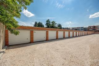 <p><span>In dit vernieuwde complex, zijn 5 afgesloten garageboxen te koop. Alle boxen beschikken over een nieuwe geïsoleerde sectionaalpoort. Met de eveneens nieuwe poortmotoren aan de straatkant en de camerabewaking, is dit complex zeer goed beveiligd. Dit jaar werd een nieuwe oprit aangelegd volgens de strengste normen. Alle boxen meten ongeveer ± 2,86 meter bij ± 5,46 meter. De boxen zijn verhuurd voor 130,00 euro per box, waardoor het huurrendement 4% beloopt. De maandelijkse algemene kosten belopen 3 euro per maand per box, incl. verzekering, elektriciteit en onderhoud.</span></p>