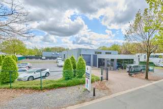 Multifunctioneel bedrijfsgebouw gelegen op een perceel van 3844m² op het industrieterrein Genk-Noord, vlakbij de E314. Dit gebouw heeft...