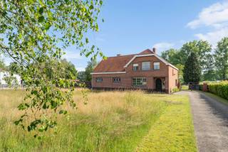 Te midden van een prachtig landelijke omgeving bevindt zich deze authentieke hoeve met bijgebouw op een perceel van +/- 19.322 m². Een unieke eigendom met enorm potentieel voor wie droomt van ruimte, rust en het creëren van een eigen landelijke woonplek. <br />Deze hoeve dient gerenoveerd te worden, maar vormt een ideale basis voor wie een charmante landelijke woning wil realiseren. <br /><br />Indeling:<br />We betreden de woning via de inkomhal die rechtstreekse toegang geeft tot de woonkamer en verder aansluit op een uitbouw achteraan voorzien van houtkachel. De keuken is momenteel apart en biedt veel potentieel om hier een aangename nieuwe leefkeuken te voorzien.<br />Voorts bevindt er zich op de gelijkvloerse verdieping een bureauruimte, badkamer, alsook een multifunctionele ruimte die in het verleden dienst deed als stal. Mits deze bij keuken of woonkamer te betrekken, zijn er zeer mooie open ruimtes te creëren. <br /><br />Overigens bestaat de woning op de eerste verdieping uit 3 slaapkamers en een bergruimte met ingemaakte kast.<br />Op deze verdieping vinden we bovendien een bijkomende zolder terug waar nog extra slaapkamers/hobbyruimtes gecreëerd kunnen worden. <br /><br />Bijzonderheden: <br />- Renovatieproject met zeer veel potentieel <br />- Unieke rustige ligging, met zicht op weilanden achteraan<br />- Bijgebouw van +/- 75m² aanwezig met mogelijkheid tot het omvormen van het bijgebouw naar paardenstallen of hobbyruimte<br />- Woning zelf staat op een perceel gelegen in woongebied, achterliggende weilanden in agrarisch gebied.