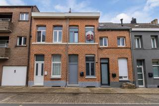 Op zoek naar een gezellige en praktisch ingedeelde woning op een uitstekende locatie in Temse? Deze charmante woning in de Philemon Haumanstraat 112 combineert comfort, ruimte en een bijzonder gunstige ligging, en vormt daarmee een ideale thuis voor starters, koppels of gezinnen.<br /><br />Bij het binnenkomen wordt u verwelkomd in de inkomhal, die toegang biedt tot de moderne keuken, eetplaats en lichtrijke leefruimte. De leefruimte geniet dankzij de lichtkoepel van een aangename natuurlijke lichtinval en vormt de ideale plek om gezellig samen te komen of heerlijk te ontspannen. De moderne keuken is voorzien van de nodige toestellen en biedt alles wat u nodig heeft voor dagelijks comfort. Aansluitend aan de leefruimte bevindt zich bovendien een extra bergruimte met aansluiting voor de wasmachine, een praktische troef die zorgt voor extra opberggemak.<br /><br />Op de eerste verdieping bevinden zich twee ruime slaapkamers en een badkamer met ligbad/douche, lavabo en toilet. Via een vaste trap bereikt u de open zolderverdieping. Deze ruime zolder biedt heel wat mogelijkheden en kan perfect dienstdoen als volwaardige derde slaapkamer, hobbyruimte of thuiskantoor.<br /><br />Ook aan bergruimte is geen gebrek: de woning beschikt over een kelderruimte, ideaal voor het stockeren van voorraad en allerhande spullen.<br /><br />Een bijkomende troef van deze woning is het energiezuinige karakter. De woning beschikt over een EPC-label C, een mooie meerwaarde voor wie vandaag op zoek is naar een woning waar comfort en energie-efficiëntie hand in hand gaan.<br /><br />De ligging is zonder twijfel één van de grootste troeven. De woning bevindt zich in het hartje van Temse, op korte afstand van winkels, scholen, horeca, openbaar vervoer en andere dagelijkse voorzieningen. Ook het station van Temse bevindt zich op wandelafstand, terwijl belangrijke verbindingswegen vlot bereikbaar zijn.<br /><br />Kortom: een charmante en praktisch ingedeelde woning met drie slaapkamers, voldoende bergruimte en een uitstekende ligging in het centrum van Temse. Een ideale opportuniteit voor wie op zoek is naar een eerste eigen woning, een gezellige thuis voor het gezin of een interessante investering.