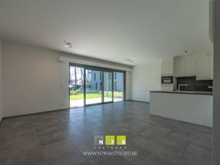 <span><strong>GELIJKVLOERS APPARTEMENT MET 2 SLAAPKAMERS, TERRAS, PRIVATIEVE STAANPLAATS EN BERGING TE GENK <br /><br />TROEVEN<br /></strong>- Gelegen dichtbij het centrum van Genk. Alle belangrijke voorzieningen in de buurt! <br />- Gelijkvloers appartement. Levensloopbestendig wonen! <br />- Zeer energiezuinig! <br />- Aanwezigheid van lift in het gebouw.<br />- Privatieve autostaanplaats en berging. <br />- Ruim terras met uitzicht op de gemeenschappelijke achtertuin met veel groen, natuurlijke rust,.... <strong><br /><br /></strong><strong>GEMEENSCHAPPELIJKE INKOMHAL 00 |</strong> aanwezigheid van een lift. <strong><br /><br />KELDERVERDIEPING -01 </strong>(1,80m x 2,90m = 5,22m²) |<strong> </strong>stroomvoorziening, privatieve parkeerplaats (nr. 5) en kelderberging (nr. 7), gemeenschappelijke fietsenstalling, betonvloer. <strong><br /><br />GELIJKVLOERS 00<br /></strong>- Inkomhal ((1,38m x 1,10m) + (0,70m x 0,60m) = 1,94m²) : nis voor vestiaire, tegelvloer. <br />- Woonkamer (4,40m x 5,12m = 22,53m²) met open keuken (2,50m x 5,20m = 13,00m²): open keuken met keukenwand inclusief onder-bovenkasten, lades, kolomkasten, inductiekookplaat, dampkap, oven, koelkast; keukeneiland met spoelbak, vaatwasser; schuifraam naar het terras, tegelvloer.<br />- Terras (2,90m x 7,40m = 21,46m²): verlichting, mooi uitzicht op de gemeenschappelijke tuin, tegelvloer. </span><br /><span>- Toilet (1,45m x 1,00m = 1,45m²): hangtoilet, spoelbakje, wandbetegeling, tegelvloer. </span><br /><span>- Berging (1,70m x 2,30m = 3,91m²): elektriciteitskast, diverse technische voorzieningen, aansluiting wasmachine/droogkast, tegelvloer.</span><br /><span>- Badkamer (1,70m x 3,00m = 5,10m²): ingericht badmeubel met dubbele lavabo, spiegelkasten inclusief LED verlichting, onderlades; inloopdouche, wandbetegeling, tegelvloer. <br />- Slaapkamer 1 (2,90m x 3,15m = 9,14m²): tv en internetaansluiting, tegelvloer. <br />- Slaapkamer 2 (2,90m x 4,15m = 12,04m²): tv en internetaansluiting, tegelvloer. <br /></span><br /><span><strong>EXTERIEUR: </strong>t</span><span>erras met uitzicht op de achtertuin. <br /><br />Bekijkt u deze advertentie via een aanverwante vastgoedsite, surf dan zeker naar onze website <strong>www.N78vastgoed.be</strong> voor een uitgebreide beschrijving en foto's. <strong>Meer info: +32 (0)89 86 18 88 of info@N78vastgoed.be.</strong></span>