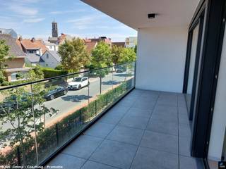 Mooi, zo goed als nieuw, één-slaapkamer <u>serviceflat</u>. <strong>Er wordt u tevens de mogelijkheid geboden om een grote garagebox en een extra kelder bij te kopen.</strong> Deze residentie wordt op niveau van de serviceflats beheert door de firma "Time for Quality". Het mooie zonnige terras van meer dan 10m² is een extra troef. Goede belegging of ideaal appartement voor wie luxe, rust eventueel gecombineerd met zorg weet te appreciëren. De residentie beschikt verder over een eigen restaurant, kapper, wellness en een mooie en grote gemeenschappelijke tuin. Interesse? Bel ons dan zeker op voor een woordje uitleg over de serviceflat.<br /><br /><br /><br /><span><strong>Tekoopstelling onder voorwaarden; Zie www.more.be, "bijlagen" en onder voorbehoud van beschikbaarheid.</strong></span><br /> 