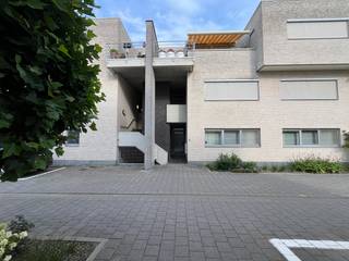 Gelegen in een groene omgeving, maar toch in het centrum van Leuven, vinden we dit pareltje terug!<br /><br />Het appartement is bereikbaar via lift en trap en bevindt zich op de <strong>eerste verdieping</strong>. Bij binnenkomst vind je een inkomhal met een apart toilet. Een deur leidt naar de ruime woonkamer, die kan worden opgedeeld in een zit- en eetgedeelte. Een klein, gezellig balkon biedt de perfecte plek voor een paar plantjes. De geïntegreerde keuken in de woonkamer is goed uitgerust met veel ingebouwde kasten, twee spoelbakken, een keramische kookplaat, afzuigkap, oven en ingebouwde koelkast met vriesvak. Daarnaast is er een berging met een vaatwasser, aansluiting voor wasmachine en droogkast, en voldoende opslagruimte.<br /><br />Onder de trap is ruimte voor een vestiaire. De trap leidt naar de<strong> tweede verdieping,</strong> waar zich de badkamer met twee wastafels, ligbad en douche bevindt, een apart toilet en drie slaapkamers. De slaapkamers aan de voorzijde van het gebouw hebben toegang tot een gezellig terras met ruimte voor een tafel en stoelen, waar je kunt genieten van de ochtend- en avondzon.<br /><br />Als kers op de taart heeft dit appartement een aparte garagebox.<br /><br />Dit alles voor een huurprijs van €1450 per maand, plus €150 voor gemeenschappelijke kosten en een <strong>provisie voor water en verwarming.</strong> Elektriciteit dient zelf voorzien te worden, maar met een gunstige EPC-score van B zullen de energiekosten laag zijn. Beschikbaar vanaf 1 augustus als hoofdverblijfplaats (domicilie verplicht) met een langetermijncontract.<br /><br />Gelegen binnen de ring van Leuven, met goede verbindingen naar de E40 en E314, nabij winkels en openbaar vervoer, en op wandelafstand van Gasthuisberg.<br /><br />Interesse in een bezichtiging? Plan snel een afspraak via onze online agenda, de snelste en efficiëntste manier om een bezichtiging in te plannen!<br />Voor vragen zijn wij beschikbaar op het nummer 016 23 90 81, elke weekdag behalve woensdag van 10u tot 13u.<br />