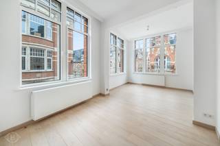Met plezier presenteren wij dit lichtrijke éénslaapkamerappartement op de tweede verdieping van Parijsstraat 3, gelegen op de hoek met de Brusselsestraat en midden in het levendige stadscentrum van Leuven. De hippe Parijsstraat biedt een uitstekende ligging met tal van horecazaken en ambachtelijke winkels. Het appartement bevindt zich in een prachtig recent gerenoveerd gebouw met lift en beschikt over 66 m² woonoppervlakte en een mooi uitzicht op de Brusselsestraat. Binnen vallen meteen de hoge plafonds, grote ramen en parketvloer op, die samen zorgen voor een aangename en lichtrijke woonbeleving. De keuken is afgewerkt met hoogwaardige materialen en uitgerust met vier kookvuren, een combimicrogolfoven, koelkast met vriesvak, vaatwasser en instelbare ledverlichting. Verder beschikt het appartement over één ruime slaapkamer, ingebouwde kasten, praktische bergruimte, plafondventilatoren met afstandsbediening en een badkamer met luxe regendouche. Het appartement heeft EPC-label C (207 kWh/m²/jaar). De huurprijs bedraagt €1.350 per maand, aangevuld met €150 maandelijkse kosten voor onder meer het onderhoud van de lift, het wassen van de ramen en het onderhoud en kuisen van de gemeenschappelijke delen. Alle nutsvoorzieningen dienen afzonderlijk te worden afgesloten. Op ongeveer 150 meter is er bovendien de mogelijkheid om een parkeerplaats bij te huren. Beschikbaar vanaf eind november. Interesse? Contacteer ons via info@homies.be of bel 016 15 37 11.