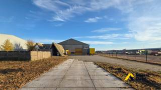 Op het industrieterrein Kanaal-Noord in Bree bevindt zich deze ruime en functionele industriehal met geïntegreerde conciërgewoning, gelegen op...