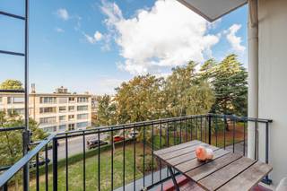 <p>Dit ruime appartement van 108 m² is gelegen op de derde verdieping van een verzorgd appartementsgebouw in Deurne-Zuid. Met drie volwaardige slaapkamers, een zuidgericht terras en veel natuurlijke lichtinval biedt het appartement heel wat ruimte en mogelijkheden.</p>
<p>Via de inkomhal bereik je de verschillende ruimtes van het appartement. Aan de voorzijde bevinden zich de ruime woon- en eetkamer met grote raampartijen en een aangenaam groen uitzicht. Aansluitend ligt de keuken.</p>
<p>Aan de achterzijde bevinden zich drie volwaardige slaapkamers. Eén van de slaapkamers geeft toegang tot het zuidgerichte terras. Verder beschikt het appartement over een badkamer met inloopdouche en wastafel, een apart gastentoilet en een privatieve kelderberging.</p>
<p>Het appartement biedt een goede basis om verder naar eigen smaak in te richten en af te werken.</p>
<p>De ligging in Deurne-Zuid is bijzonder praktisch. Het Rivierenhof bevindt zich op korte afstand en ook winkels, scholen en openbaar vervoer zijn vlot bereikbaar. Via de nabijgelegen E313, E34 en Antwerpse Ring is er bovendien een goede verbinding richting Antwerpen en de omliggende gemeenten.</p>
<p><strong>Troeven:</strong></p>
<p>• 108 m² bewoonbare oppervlakte<br />• 3 volwaardige slaapkamers<br />• Ruime en lichtrijke leefruimte<br />• Zuidgericht terras<br />• Groen uitzicht<br />• Privatieve kelderberging<br />• Lift aanwezig<br />• Centrale ligging nabij Rivierenhof, winkels en openbaar vervoer</p>
<p>Graag een bezoek ingepland?<br />Contacteer ons via jarno@groepvanhaute.be of 0492 83 88 19.</p>