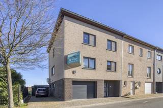 Instapklare, energiezuinige bel-étagewoning nabij centrum Asse. Ontdek deze ruime en moderne bel-étagewoning met een bewoonbare oppervlakte van 302 m², perfect gelegen vlak bij het centrum van Asse. Gebouwd in 2012 en volledig instapklaar, combineert ze comfort, ruimte en energiezuinigheid. De woning biedt een lichtrijke leefruimte, volledig ingerichte keuken, vier slaapkamers, twee badkamers en een praktische garage. Buiten geniet je van een gezellig terras en tuin - pure ontspanning thuis! Met EPC A (63), zonnepanelen met batterij, warmtepompen, regenwaterput en alarmsysteem is deze woning klaar voor de toekomst. Troeven:* 302 m² bewoonbaar * 4 slpks, 2 badk. * EPC A – zonnepanelen & warmtepompen * Sauna, terras, tuin & garage * Rustige ligging nabij centrum Asse Een ruime, energiezuinige en instapklare woning met alle comfort.Contacteer Structura voor een bezoek! 02/460.80.46 of info@structura.be