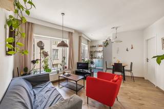 <br />Op de tweede verdieping van de verzorgde residentie <em>De Gouden Reaal</em> bevindt zich dit instapklare éénslaapkamer appartement, gelegen op een absolute toplocatie tussen Het Steen en de Grote Markt, midden in het levendige en historisch waardevolle stadscentrum van Antwerpen. Alle troeven van de stad – van cultuur tot gastronomie en shopping – liggen op wandelafstand.<br /><br />De studio wordt volledig bemeubeld aangeboden en beschikt als grote troef over een ruime slaapkamer met en suite badkamer. De woonkamer sluit aan op een compacte, maar functionele keuken, vanwaar men een zijdelings zicht heeft op de Schelde – een subtiel detail dat bijdraagt aan de unieke ligging en sfeer van het appartement.<br /><br />Op zonnige dagen is het aangenaam vertoeven op het gemeenschappelijk dakterras op de zesde verdieping, een gevoel van rust boven de stedelijke drukte. <br /><br />Dankzij de praktische indeling en de optimale locatie ideaal als pied-à-terre of als rendabele investering. Momenteel verhuurd aan € 700/maand + € 125 vaste kosten. De maandelijkse lasten bedragen € 200 en omvatten onder meer verwarming en waterverbruik.<br />Erfpacht tot 16 april 2074.<br /><br />Voor meer informatie of een bezichtiging tel 03 225 00 68 of mail info@wellimmo.net.<br /> 