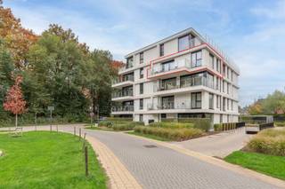 <strong>Recent ('22) en volledig instapklaar appartement op mooie ligging<br /></strong>A label I goedgekeurde elektriciteit tem 2046 I onder registratie<br /><br /><strong>Zeer gunstig gelegen</strong> op een rustige en centrale ligging, nabij de Nieuwe Kaai van Turnhout. Winkels, horeca, scholen, openbaar vervoer en ontspanningsmogelijkheden op wandel- en fietsafstand. Alsook een vlotte bereikbaarheid naar de Ring en autostrade E34<br /><br />Dit energiezuinige hoekappartement bevindt zich op de <strong>derde verdieping</strong> van een kleinschalig appartementencomplex met mooi zicht op aanpalend groen en de vaart. <br /><br />Via de inkomhal kom je in de <strong>zeer</strong> <strong>lichtrijke leefruimte</strong> die werd gerealiseerd door de vele raampartijen tot op de grond, en met een open keuken en eethoek. Via een groot schuifraam hebt je toegang tot een ruim terrras van 10 m² dat uitkijkt naar de vaart en op groen. Hier kan je optimaal genieten van de ochtend en middagzon.<br /><br />De volledig ingerichte keuken beschikt over een vaatwasser, koelkast, inductie kookplaat, dampkap, oven en spoelbak. Nabij ook een aparte berging die dienst doet als wasplaats en voorraadruimte.<br /><br />Via de nachthal bereik je de <strong>twee lichte slaapkamers</strong> van respectievelijk 11.56 m² en 9.56 m², het aparte toilet en de badkamer. De moderne badkamer is uitgerust met een <strong>ruime inloopdouche</strong> en een badkamermeubel met dubbele wastafel. <br /><br />Verder beschikt het appartement nog over een <strong>ondergrondse staanplaats en een kelderberging</strong> die verplicht <strong>bij aan te kopen zijn voor 25.000 euro. </strong>Een gemeenschappelijke fietsenstalling is inbegrepen.<br /><br />Het appartement is momenteel verhuurd aan zeer goede huurders die het uitstekend onderhouden dus ook voor investeerders zeker interessant.<br /><br />Ideaal voor mensen die houden van rustig en groen wonen en van hieruit mooie fiets- en wandeltochten kunnen ondernemen.