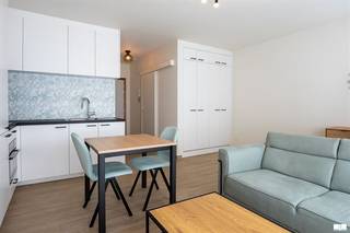 Volledig gerenoveerde ruime studio op centrale ligging vlakbij de Zeedijk. Indeling : woonkamer met open keuken, badkamer met inloopdouche, toilet en lavabomeubel, berging voorzien van maatkasten en aansluiting voor wasmachine en droogkast. Inclusief ruime private kelderberging. Wordt volledig nieuw gemeubeld verkocht. Instapklaar appartement op zeer gunstige ligging vlakbij de Zeedijk en het nieuwe casino. Gunstig epc label B. Bezoek op afspraak. Onmiddellijk beschikbaar na akte.