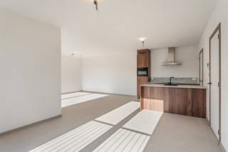 Ontdek het nieuwe, bruisende woonproject, Geel Station Villa Spoorbloem, pal in het levendige centrum van Geel! Met 38 moderne wooneenheden, variërend van studio's tot 1-, 2- en 3-slaapkamer appartementen, bieden wij een divers aanbod voor een breed publiek. Duurzaamheid staat centraal in dit nieuwe project, zonder te moeten inboeten aan comfort. Alle woningen zijn uitgerust met zonnepanelen, vloerverwarming en individuele geothermische warmtepomp. Een e-peil van 20 of lager wordt gegarandeerd. <br /><br />De ideale uitvalsbasis voor wie mobiliteit belangrijk vindt, Geel Station is gunstig gelegen in het hart van het centrum, op enkele minuten stappen van winkelstraten en het station. Voorzien van ruime terrassen en gelijkvloerse tuintjes, bieden onze appartementen een unieke leefomgeving. Bovendien creëren we een oase van rust met een collectieve daktuin, perfect om te ontspannen, te genieten en buren te ontmoeten.<br /><br />Stap de deur uit en betreed een wereld van winkels, cultuur, sport en andere voorzieningen, allemaal op wandelafstand. Pendelaars zullen blij zijn met de vlotte verbindingen naar Antwerpen, Brussel, Lier, Mechelen, Leuven en Hasselt via trein en bus, terwijl de fiets-o-strade voor de deur zorgt voor een veilige, vlotte en snelle verbinding voor niet gemotoriseerd verkeer richting Mol en Herentals. We nodigen je uit om deel uit te maken van dit unieke project en jouw nieuwe thuis te ontdekken in Geel Station Villa Spoorbloem!<br /><br />Meer informatie? Contacteer ons via 014 48 24 78 of check matexi.be/geel-station.