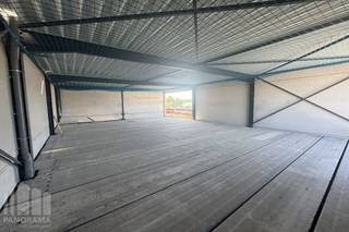 <strong>Nieuwbouw KMO-unit</strong> te koop met een oppervlakte van <strong>432 m² </strong>met <strong>216 m² kantoorruimte</strong> en <strong>7 privatieve parkeerplaatsen</strong>.<br />De loods maakt deel uit van het bedrijvenpark Buda, een modern KMO-park gelegen langs de Budasteenweg 26 in Machelen, op een strategische locatie vlakbij de Ring van Brussel (R0). Dit biedt uitstekende verbindingen naar zowel het centrum van Brussel als belangrijke autosnelwegen, ideaal voor bedrijven die mobiliteit en logistieke efficiëntie centraal stellen.<br /><br />Binnen het park kan een <strong>nieuwbouwproject van +/- 1.480 m²</strong> gerealiseerd worden, volledig op maat van de koper. Het gebouw biedt tal van mogelijkheden: het kan als één geheel worden ontwikkeld of opgesplitst worden in meerdere units, afhankelijk van de specifieke noden van de eindgebruiker. Hierdoor is het project geschikt voor zowel kleine als middelgrote bedrijven, actief in uiteenlopende sectoren. Daarnaast bestaat de mogelijkheid om een mezzanine toe te voegen, wat extra flexibiliteit biedt in het gebruik van de ruimte.<br /><br />De combinatie van flexibiliteit in bouwopties, een toplocatie vlakbij logistieke en economische hubs, en een aantrekkelijke, professionele omgeving maakt Bedrijvenpark Buda een uitstekende keuze voor groeiende ondernemingen.<br />Mogelijkheid tot aankopen van privatieve parkeerplaatsen. Ruime parkeermogelijkheid op het verharde terrein.<br /><br />Voor meer informatie, plannen of een vrijblijvend plaatsbezoek kan u terecht bij <strong>PANORAMA B2B</strong> op <strong>0477 30 40 05</strong>