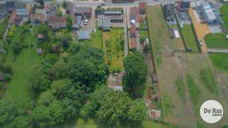 VLIERZELE - Bent u op zoek naar een eigendom waar wonen, werken en genieten perfect samengaan? Dan zal deze uitzonderlijke eigendom u ongetwijfeld weten te bekoren.<br />Gelegen in een rustige zijstraat van de Gentsesteenweg, op de verbindingsas tussen Gent en Aalst, geniet u hier van een uitstekende bereikbaarheid naar de E40 en alle belangrijke invalswegen, terwijl u tegelijk woont in een groene en landelijke omgeving waar rust centraal staat.<br /><br />De eigendom bestaat uit een ruime gezinswoning met een ruime werkplaats én een volledig uitgeruste chalet die achteraan op het perceel is gelegen. Deze combinatie maakt het geheel bijzonder veelzijdig en geschikt voor tal van toepassingen.<br />De hoofdwoning omvat een inkomhal, een ruime en lichtrijke leefruimte, een volledig ingerichte keuken met praktische bijkeuken, een slaapkamer op het gelijkvloers, een badkamer en twee garages. Aansluitend bevindt zich een werkplaats van maar liefst 75 m², ideaal voor de zelfstandige, de hobbyist, een vrij beroep of iedereen die nood heeft aan extra werk- of opslagruimte. Op de verdieping bevinden zich nog twee grote slaapkamers die gemakkelijk kunnen worden omgevormd tot meerdere kamers.<br /><br />Vanuit de woning geniet u van een prachtig zicht op de ruime tuin, die zorgt voor een oase van rust en privacy. Achteraan bevindt zich een volledig ingerichte chalet met een gezellige woonkamer, keuken, veranda, badkamer, bureau en slaapkamer. Het panoramische uitzicht over het omliggende groen maakt deze plek werkelijk uniek.<br /><br />Een bijkomende troef is dat de chalet bereikbaar is via een afzonderlijke zijoprit, waardoor beide wooneenheden onafhankelijk van elkaar kunnen functioneren.<br />Deze eigendom leent zich dan ook perfect voor kangoeroewonen, een zorgwoning, een combinatie van wonen en werken, een zelfstandige activiteit aan huis of het creëren van een afzonderlijke woongelegenheid voor familie of gasten. Dankzij de doordachte indeling geniet iedere bewoner bovendien van voldoende privacy.<br /><br />Kortom, bent u op zoek naar een eigendom die ruimte, rust, bereikbaarheid en uitzonderlijke mogelijkheden combineert? Dan is dit een unieke kans die u niet mag missen.<br />Laat u verrassen door de vele mogelijkheden van deze bijzondere eigendom en plan vandaag nog uw bezoek.