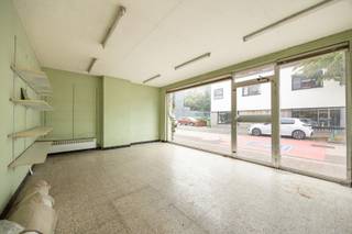 <p><span>In de Kerkstraat 11, pal in het centrum van Vosselaar, bevindt zich dit ruime handelspand met woonst van maar liefst 310 m². Dankzij de centrale ligging, de nabijheid van winkels en de goede bereikbaarheid biedt dit pand tal van mogelijkheden voor wie wonen en werken wil combineren.</span></p>
<p><span>Op het gelijkvloers bevindt zich vooraan een etalageruimte, aangevuld met een woonkamer, een badkamer, een aparte kamer, twee ruime multifunctionele ruimtes en een garage. Via twee afzonderlijke trappen bereik je de bovenverdiepingen. Aan de ene zijde bevinden zich drie slaapkamers en een vaste trap naar de ruime zolderverdieping. Aan de andere zijde kom je in een zeer ruime polyvalente ruimte die naar eigen wens kan worden ingericht. Verder beschikt het pand over een kelder en een tuin.</span></p>
<p><span>Met een EPC-label F valt het pand onder de renovatieverplichting van de Vlaamse overheid.</span></p>
<p>Troeven:</p>
<ul>
<li>
<p><span>Centrale ligging in Vosselaar</span></p>
</li>
<li>
<p><span>Handelspand met woonst</span></p>
</li>
<li>
<p><span>Bewoonbare oppervlakte van 310 m²</span></p>
</li>
<li>
<p><span>Veel ruime en veelzijdige kamers</span></p>
</li>
<li>
<p><span>Ruime zolderverdieping met vaste trap</span></p>
</li>
<li>
<p><span>Garage en tuin</span></p>
</li>
<li>
<p><span>Tal van mogelijkheden</span></p>
</li>
</ul>