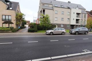 Indeling:1ste verdieping: Inkomhal, toiletruimte met handenwasser, badkamer voorzien van dubbel badkamermeubel, ligbad, douche en toilet, 2...