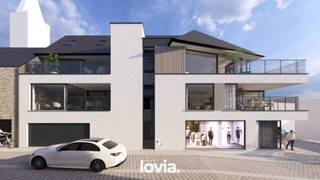 Ontdek Residentie Lovia, een exclusief nieuwbouwproject op een van de meest gegeerde locaties in Aalter, op slechts 50 meter van de Markt. Hier woont u rustig, maar toch midden in het bruisende centrum, met winkels, horeca en alle voorzieningen op wandelafstand. Deze stijlvolle residentie bestaat uit een beperkte selectie ruime appartementen en duplexen, ontworpen met oog voor licht, comfort en een hoogwaardige afwerking. Dankzij de inzet van moderne technieken zoals een warmtepomp en zonnepanelen geniet u van een energiezuinige en toekomstgerichte woonoplossing die uw wooncomfort én uw energiefactuur ten goede komt.

Ontdek deze uitzonderlijke duplex met 3 slaapkamers in Residentie Lovia, waar ruimtelijkheid en comfort hand in hand gaan. De lichtrijke leefruimte met open keuken biedt een prachtig zicht op het grote terras — perfect voor wie houdt van buitenleven en privacy. Op het gelijkvloers vindt u een eerste slaapkamer, badkamer, berging en gastentoilet, ideaal voor wie gelijkvloers comfort wil behouden.

Op de bovenverdieping bevinden zich twee royale slaapkamers en een extra badkamer, waardoor deze duplex ideaal is voor gezinnen of wie graag extra ruimte heeft. Dankzij de doordachte indeling en energiezuinige nieuwbouwkwaliteit geniet u hier van een uiterst comfortabel en toekomstgericht woonconcept.

Interesse? Contacteer Altro Projects voor plannen, prijzen en meer info.
