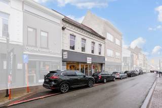 Op een toplocatie in Geraardsbergen vinden we dit verhuurd handelspand op een perceel van 6are 60ca. Het station van Geraardsbergen bevindt zich op wandelafstand.<br />Dit pand doet momenteel dienst als kledingszaak met achteraan een ruime opslagplaats, toilet en keuken. <br />Enkele pluspunten van dit pand zijn alvast: Top-locatie in het centrum van Geraardsbergen - diverse mogelijkheden. <br />Wenst u dit pand te bezoeken? Contacteer Saimen op 055 35 00 45.