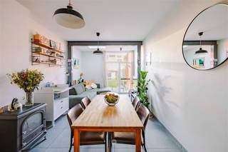 <p><span>Bent u op zoek naar een charmante stadswoning met 3 slaapkamers en een tuin? </span></p><p><span>Dan is dit pand misschien iets voor u! </span></p><p><span> </span></p><p><span>In de charmante Dwarsstraat treft u deze gezellige stadswoning op een toplocatie, vlak bij het centrum en alle nodige voorzieningen. </span></p><p><span> </span></p><p><span>De belangrijkste troeven op een rij: </span></p><ul><li><span>3 slaapkamers waarvan 1 met mezzanine </span></li><li><span>Stadstuin met voldoende opbergruimte </span></li><li><span>6 recente zonnepanelen (2023)</span></li><li><span>Centrale maar rustige ligging </span></li></ul><p><span> </span></p><p><span>Indeling: </span></p><p><span>Gelijkvloers: </span></p><p><span>U komt binnen via de inkomhal, voorzien van een gastentoilet en handige opbergruimte, ideaal voor fietsen of materiaal. Aansluitend bevindt zich de keuken, open naar de gezellige leefruimte met kachel en directe toegang tot de tuin. </span></p><p><span> </span></p><p><span>Eerste verdieping: </span></p><p><span>Op deze verdieping vindt u twee slaapkamers. Vanuit één van de slaapkamers is er toegang tot het tweede verdiep. </span></p><p><span> </span></p><p><span>Tweede verdieping:</span></p><p><span>Hier bevindt zich de badkamer, uitgerust met douche in bad, wastafel, toilet en aansluitingen voor wasmachine en droogkast, evenals een extra slaapkamer met mezzanine. </span></p><p><span> </span></p><p><span>Belangrijk: </span></p><p><span>EPC: C</span></p><p><span>Richtprijs: 349.000 euro </span></p><p><span> </span></p><p><span>Interesse? Neem contact op met het kantoor voor samen een bezoek in te plannen! </span></p>