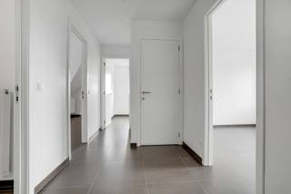 Instapklaar, energiezuinig 2 slaapkamer appartement met groot terras, bergplaats en staanplaats.Het appartement heeft een bewoonbaar oppervlakte van...