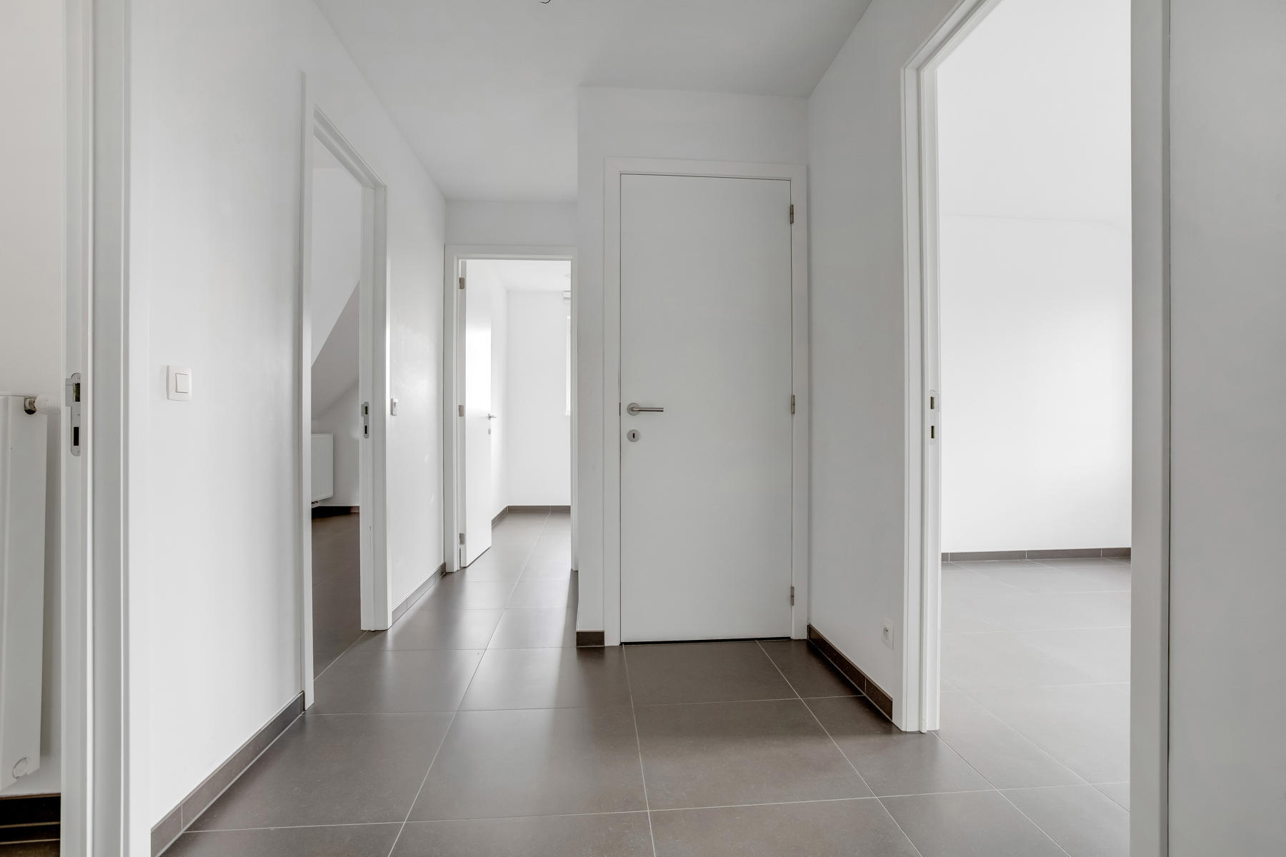 Instapklaar, energiezuinig 2 slaapkamer appartement met groot terras, bergplaats en staanplaats. - foto 3