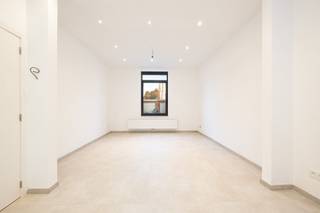 In een rustige straat in Boechout vind je deze stijlvol gerenoveerde woning, perfect voor wie op zoek is naar comfort, ruimte en een...