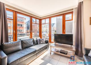 <p><strong>Koksijde-Bad, Residentie Isabelle, bemeubeld appartement op de 1e verdieping zonder lift.</strong></p>
<p>Bestaande uit: inkomhall, lichtrijke woonkamer, ingerichte open keuken, slaapkamer met toegang tot balkon en een badkamer met wastafel en ligbad, afzonderlijk toilet. Privatieve kelder is inbegrepen in de prijs. Het appartement wordt bemeubeld verkocht en twee gemeenschappelijke parkeerplaatsen voor de residentie.<br /> </p>
<p><strong>De residentie is centraal gelegen en op slechts enkele passen van zee.</strong></p>