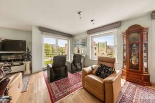 Ontdek dit instapklare appartement in het centrum van Oostkamp, waar ruimte, comfort en een uitstekende ligging samenkomen.<br /><br />Dit appartement biedt met z'n 148 m² voldoende ruimte om tot rust te komen midden in het centrum. De lichtrijke leefruimte vormt het hart van het appartement en sluit naadloos aan op het zonnige balkon. De keuken is praktisch ingericht en voorzien van alle basiscomfort. Verder beschikt het appartement over twee volwaardige slaapkamers en een verzorgde badkamer. Dankzij de inpandige garage geniet je bovendien van extra gemak en veiligheid. Door de centrale ligging bevinden winkels, horeca en belangrijke verbindingswegen zich vlakbij.<br /><br />Het appartement heeft een EPC-label A en werd zeer goed onderhouden. Ideaal voor wie meteen wenst in te trekken.<br /><br />Ben je op zoek naar een ruim appartement te koop in Oostkamp met een topligging? Neem vandaag nog contact op met Immo Francois, actief in Oostkamp, Sint-Andries, Sint-Michiels en Varsenare, en plan je bezoek.<br /><br />Denk je eraan om je woning in Oostkamp te verkopen? Neem vrijblijvend contact op met Milan van Immo Francois in Oostkamp voor een gratis schatting via milan@immofrancois.be.<br /><br />