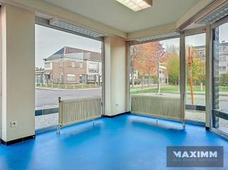 Cette propriété d'angle de plain-pied sera bientôt mise en ligne. Si vous êtes intéressé, veuillez envoyer un courriel à l'adresse suivante...