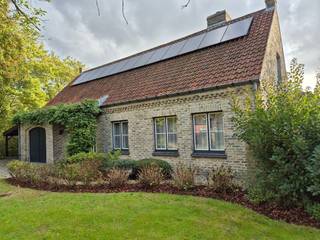 <p>CHARMANTE ENERGIEZUINIGE LANDELIJKE VILLA MET 4 SLAAPKAMERS OP 600 M2 GELEGEN IN RUSTIGE DOODLOPENDE STRAAT IN PRACHTIGE GROENE OMGEVING TE ST-ANDRIES BRUGGE.</p><p>Deze villa in landelijke Vlaamse stijl ligt in Residentiële Hermitagewijk te St - andries. Ze grenst direct aan een groen park met hoge bomen, een ware oase van rust !<br />U woont prive, de kinderen kunnen er veilig spelen zowel in het aangrenzend park of het speelplein met voetbalveld dit op 500 meter.<br />De gevel in gele rustieke bakstenen en de boomse pannen, de rondboog boven de inkom geven de woning een tijdloze uitstraling.</p><p>De woning werd recent GERENOVEERD NAAR EPC 129 kwh/m2 ( label B )<br />Dankzij 9 kwp aan zonnepanelen, thuisbatterij van 10 kwh en LG warmtepompen met in 7 ruimtes combi airco's verwarmen/ koelen is ze nagenoeg zelfvoorziend.</p><p>INDELING:<br />- GELIJKVLOERS: Inkomhal met toegang tot garage met elektrisch bediende sectionale poort , toilet, badkamer met 2 waskommen, ligbad/ douche. Grote slaapkamer met laminaatvloer ( ideaal als masterbedroom)</p><p>Verder toegang tot de lichte gezellige leefruimte met eiken parket witte houten balken , voorziening voor pelletkachel, toegang tot terras met barbecue.</p><p>Grote landelijke keuken met BOSCH vaatwas, koelkast, vitrokeramische kookplaat 90 cm en inbouwoven 60 cm<br />Composiet dubbel wastafel.</p><p>1E VERDIEP:</p><p>3 slaapkamers voorzien van ingemaakte kasten en wastafelmeubel. Iedere kamer heeft combi airco( verwarmen/ koelen )</p><p>2E VERDIEP: geïsoleerde zolder.</p><p>BUITEN: verzorgde zonnige afgesloten tuin met terras ZUIDGERICHT! Vijvertje, tuinhuis,<br />Grote carport .</p><p>LIGGING: het centrum van BRUGGE ligt op 4 km en de kust ( DE HAAN) op 13 km.<br />Op 500 m wandelt of fietst u al in de prachtige bossen van Beisbroek, Tudor en Tilleghembos!</p><p>RECHTSTREEKS TE KOOP VAN EIGENAAR.<br />OPGELET DE PRIJS VAN 629000€ IS EEN INSTELPRIJS. Alle Biedingen Hoger of Lager wordt bekeken. KIJKDAG op 17 /10 op afspraak.</p>