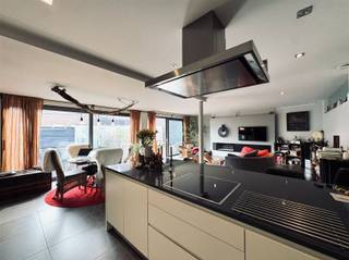 Dit appartement is gelegen op de eerste verdieping in Melsele. U beschikt over een zonnig terras en een achterliggende garage.U betreedt het appartementencomplex via de algemene inkomhal, zowel via de lift als via de trap bereikt u de inkomdeur van het appartement. De indeling van het appartement is als volgt: U betreedt het appartement via de inkomhal met apart toilet en ingemaakte kasten. Via de glazendeur bereikt u de open ingerichte keuken, voorzien van alle nodige toestellen, aparte bergruimte, kookeiland met zitruimte en toegang tot het zonnig terras met uitzicht op de Onze-Lieve-Vrouw Kerk. Op het terras bevindt zich een extra opbergruimte. Verder is er de living en eetkamer met gashaard. Op de nachthal bevinden zicht twee slaapkamers en een ingerichte badkamer met dubbele lavabo met meubel, handdoekradiator, inloopdouche, ligbad en toilet.Nog enkele troeven van dit appartement: Vloerverwarming, hoogwaardige afwerking, spotjes voorzien, achterliggende garage, lage algemene kosten van € 50,00/maand, laag E-peil en het appartement is vrij vanaf 1 december 2026.Interesse? Aarzel zeker niet om ons vrijblijvend te contacteren.
