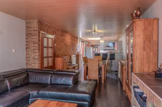 Op centrale ligging, op boogscheut van spuikom, shopping en openbaar vervoer vinden we deze knap gerenoveerde instapklare woning terug.Dit pareltje...