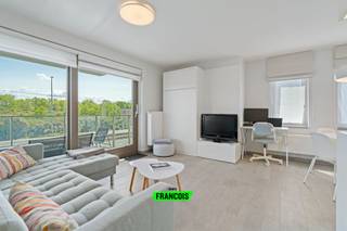 Leuk appartement met 2 slaapkamers + slaaphoekje, gelegen op wandelafstand van het strand, winkelstraat en het openbaar vervoer. EPC - A label!Dit...