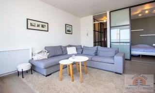 Profitez de la côte avec style ! Ce magnifique appartement rénové est situé à un emplacement de choix à Nieuport-Bains, à deux pas de la mer, des commerces et des restaurants. La combinaison idéale de confort, d’emplacement et de charme.<br />Description :<br />Prêt à emménager et rénové avec goût<br />1 chambre + grand coin nuit – parfait pour une famille ou des invités<br />Séjour spacieux et lumineux avec accès à un large balcon<br />Cuisine ouverte moderne, entièrement équipée<br />Salle de bains élégante