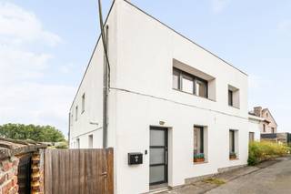 Dit moderne en volledig vernieuwde woonhuis op 365m2 in Gavere biedt u een perfecte combinatie van eigentijds design en praktische leefruimte. INTERIEUR EN PLATTEGRONDBij binnenkomst wordt u ontvangen in een ruime, lichte hal met praktische garderobe- en opslagoplossingen. De woning beschikt over drie slaapkamers, ideaal voor gezinnen of voor thuiswerking. De hoofdslaapkamer kan genieten van een dressingsruimte.De keuken is een hoogtepunt van deze woning. Met een moderne, volledig uitgeruste lay-out in wit met houten accenten, beschikt deze over een kookeiland, ingebouwde apparatuur inclusief oven en inductiekookplaat, en voldoende werkblad- en opslagruimte. De keuken opent naadloos uit naar de leefruimte, wat een open-concept leefstijl bevordert.De grote woon- en eetkamer is een lichte ruimte met houten vloeren. Deze ruimte biedt volop plaats voor beide functies en beschikt over grote raampartijen die uitzicht bieden op het terras en de tuin. De luxe badkamer beschikt over twee wasbakken, een modern bad, toilet en een inloopdouche.Er zijn reeds zonnepanelen aanwezig.EK ConformLOCATIEGelegen in Gavere, een charmante gemeente in Oost-Vlaanderen, combineert deze woning het beste van beide werelden: rust en natuur, met toch goede verbindingen naar steden als Gent. De buurt is rustig en residentieel, ideaal voor gezinnen die kwaliteit van leven zoeken.Dit is een uitstekende kans om een modern, duurzaam huis te bezitten dat volledig klaar is voor onmiddellijke bewoning.
