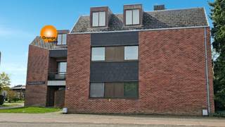 <strong>Te renoveren appartement op de tweede verdieping.</strong><br /><br />Centrale ligging nabij het centrum van Maasmechelen en de autostrades richting Nl. en Brussel/A’pen.  <br /><br />Dit appartement bestaat uit een inkomhal , een ruime living, een aparte keuken met aansluitend een berging. Daarnaast is er een badkamer met bad en wasbak, 2 slaapkamers en een apart toilet. <br /><br />Het appartement is verhuurd.<br /><br />Er is geen lift en dus weinig gemeenschappelijke kosten.<br /><br />Aan de achterzijde van het gebouw bevindt er zich een vaste autostaanplaats.<br /><br />Vergunning uitgereikt /Woongebied/Geen rechterlijke herstelmaatregel of bestuurlijke maatregel opgelegd/Geen voorkooprecht/Geen verkavelingsvergunning /P-score D/G-score A.