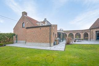 Deze karaktervolle halfopen bebouwing, geïnspireerd als vierkantshoeve, werd in 1998 tot op de baksteen gestript en met oog voor detail...