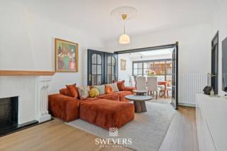 Voor meer info en foto’s, surf naar www.swevers.be – Instapklare halfopen bebouwing met hoogwaardige afwerking op een vlot bereikbare locatie in Beringen. Deze verzorgde woning uit 1960 beschikt over een bewoonbare oppervlakte van 137 m² en werd in 2023 grondig vernieuwd met onder meer een nieuw dak, vernieuwde vloeren, extra isolatie en een gezandstraalde trap. De deels natuurstenen gevel geeft de woning een tijdloze uitstraling. Via de inkomhal met gastentoilet bereikt u de lichtrijke leefruimte van 39 m², bestaande uit een gezellige zit- en eetruimte. De aansluitende keuken van 14,5 m² biedt rechtstreeks toegang tot het zonnige, zuidwestgerichte terras met ingebouwde barbecue. Op wandelafstand ligt het kanaal, ideaal voor een ontspannende wandeling of fietstocht. Op de verdieping bevinden zich drie ruime slaapkamers van ca. 16 m², 16 m² en 15,3 m², evenals een verzorgde badkamer met inloopdouche, toilet en wastafel. De woning beschikt bovendien over een ruime kelder van 74 m² met garage, wasruimte, technische ruimte en berging. Ook de zolder biedt extra mogelijkheden. Het onderhoudsvriendelijke perceel van 213 m² combineert zon, privacy en een praktische buitenruimte. Dankzij de gunstige ligging bevinden de autosnelweg, openbaar vervoer, scholen, winkels, restaurants en recreatiemogelijkheden zich allemaal op korte afstand. Een ideale woning voor wie op zoek is naar comfort, ruimte en een kwalitatief afgewerkte thuis. Voor meer informatie, bel 011 255 155. Bron bewoonbare oppervlakte: EPC – verslag.