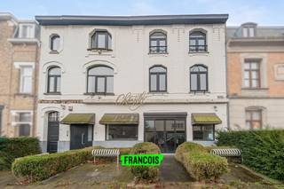 Deze volledige instapklare handelsruimte met bovengelegen luxueus gerenoveerd duplex appartement is ideaal voor wie handel en woonst wil...