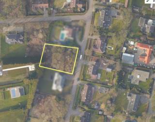 Grond voor open bebouwing in rustige, residentiële buurt.<br /><br />Bent u op zoek naar de ideale locatie om uw droomwoning te bouwen? Deze ruime bouwgrond van maar liefst 1508 m² is rustig gelegen in een aangename en residentiële woonwijk.<br /><br />Het perceel biedt uitstekende bouwmogelijkheden voor open bebouwing, met een straatbreedte van ca. 35 meter en een diepte van ca. 46 meter. <br />De mogelijke bouwbreedte bedraagt ca. 23 meter en de bouwdiepte ca. 20 meter. Een plat dak of schuin dak zijn beiden toegelaten, wat u veel vrijheid geeft bij het ontwerpen van uw droomwoning.<br /><br />De ligging is een grote troef: u woont hier in alle rust, maar toch op korte afstand van het centrum van Kasterlee met winkels, horeca, scholen en openbaar vervoer.<br />Ook natuurliefhebbers komen hier volop aan hun trekken. De Kabouterberg, een geliefde plek voor gezinnen met kinderen, en het Provinciaal Groendomein Hoge Mouw, populair bij wandelaars en mountainbikers, bevinden zich vlakbij.<br /><br />Kortom, een uitzonderlijke kans voor wie ruimte, rust en een groene omgeving wil combineren met een vlotte bereikbaarheid van alle voorzieningen.<br /><br />Op dit perceel is geen bouwverplichting.<br />Bouwvoorschriften verkrijgbaar op aanvraag.<br /><br />Interesse? Neem gerust contact op voor meer informatie op het nummer 014 58 02 08.<br /><em><br />*De aanduiding op de foto is van informatieve aard. De werkelijke perceelsgrens kan afwijken van deze afbeelding.<br /></em>