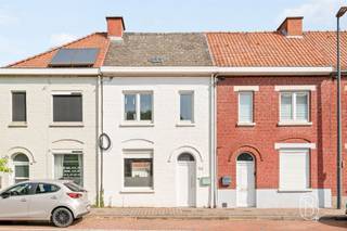 <p>Ontdek deze gezellige en instapklare woning in Ronse, ideaal gelegen vlak bij winkels, openbaar vervoer en belangrijke invalswegen.<br /><br />Indeling van de woning:<br />Gelijkvloers: U komt binnen via de inkomhal, die toegang geeft tot de gezellige woon- en eetkamer. Aansluitend vindt u de keuken en de recent vernieuwde badkamer.<br />Eerste verdieping: Hier bevinden zich drie slaapkamers.<br />Zolderverdieping: De geïsoleerde zolder biedt extra mogelijkheden. Alle aansluitingen zijn reeds voorzien om eenvoudig een vierde kamer te creëren.<br />Buitenruimte: Achteraan geniet u van een gezellige koer/terras met ruime praktische berging en aansluitend een aangenaam tuintje.<br /><br />De troeven van deze woning:<br />-Instapklaar<br />-EPC C — geen renovatieplicht<br />-Goedgekeurde elektriciteit<br />-Geïsoleerde daken<br />-Centrale verwarming op aardgas met condenserende ketel<br /><br />Interesse in deze leuke woning?<br />Contacteer ons via info@immobeguin.be</p>