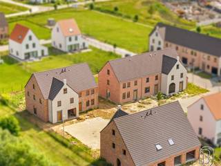Kwalitatieve energiezuinige pastorij-nieuwbouwwoning met 3 (of mogelijkheid tot 4/5) slk, tuin en garage (of mogelijkheid van carport)Goedgelegen te Astene, nabij invalswegen, scholen en openbaar vervoer.INDELING: inkom en traphal, toilet, grote lichtrijke leefruimte met open geïnstalleerde keuken, berging en wasplaats, handige garage. Verder beschikken de woningen over een mooie tuinzone die aangelegd kan worden.Op de verdieping bevinden er zich 3 slaapkamers en de badkamer.TROEVEN: kwalitatieve afwerking, direct instapklaar, energiezuinig, zonnepanelen, dubbele beglazing mogelijkheid tot afwerken ruime zolder.Een bezoek is zeker mogelijk, neem contact met Emiel via: emiel@immobeguin.be*Prijzen zijn exclusief kosten (BTW, Registratierechten, Aansluitingskosten,...)