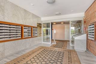 Ontdek dit lichtrijke appartement op de dertiende verdieping van ca. 61m², gelegen aan het Leiebos 23 te Merksem. Dit immo aanbod is volledig instapklaar en vormt de ideale thuis voor wie op zoek is naar modern comfort en een adembenemend, weids uitzicht. Dankzij de strategische ligging in de gemeente geniet je van een uitstekende bereikbaarheid met scholen, winkels en het openbaar vervoer in de directe omgeving. Een instapklaar appartement kopen op deze centrale locatie is dan ook een slimme en toekomstgerichte keuze.Indeling appartement:- Inkomhal: centrale toegang met ruimte voor een vestiairekast- Leefruimte: sfeervolle, ruime en lichtrijke woonkamer op parketvloer- Keuken: moderne, volledig geïnstalleerde keuken- Slaapkamer: volwaardige slaapkamer met aangename lichtinval- Badkamer: eigentijds ingericht met een handige douchecabine met massagesproeiers- Apart toilet: verzorgd gastentoilet- Terras: heerlijk, west-georiënteerd terras van 8m² met weids uitzicht- Kelderberging: handige private opslagruimte ondergronds- Ondergrondse staanplaats: comfortabele, private parkeerplaats onder het gebouwBijzonderheden:- Centrale locatie in Merksem nabij belangrijke invalswegen- Comfortabel, lichtrijk en volledig instapklaar pand- Prijs inclusief private kelderberging en een ondergrondse staanplaats- Perfect als investering of voor wie kwalitatief vastgoed zoekt in MerksemGeïnteresseerd in dit vastgoed te koop in Merksem? Contacteer snel Dewaele Merksem voor info!Bestuursmaatregelen in het maatregelenregister: nee