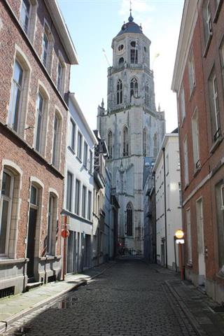 Zeer charmante, gerenoveerde gezinswoning met zijn typische authentieke kenmerken (hoge plafonds, dubbele deuren, vloeren op plancher ...), gelegen...