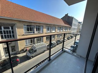 Nieuwbouwappartement nabij Leopoldpark te huur. <br /><br />Dit nieuwbouwappartement bevindt zich op enkele stappen van het Leopoldpark. In een mum van tijd staat u in het centrum met alle nodige faciliteiten (winkels, scholen,…). <br /><br />Het prachtige appartement is voorzien van alle nodige luxe en is tot in de puntjes afgewerkt. De grote leefkamer is zeer lichtrijk dankzij het brede raampartij. De open keuken vormt een mooi geheel met de leefkamer. De keuken wordt afgewerkt met inbouwtoestellen: koelkast, vaatwasmachine en oven. Uiteraard is er ook tal van kastruimte. <br /><br />Aan de achterzijde van het appartement zijn er twee slaapkamers aanwezig. De eerste kamer is zeer ruim en voorzien van zonnewering. De tweede kamer kan perfect dienen als kinderkamer of als dressing, bureauruimte enzovoort. <br /><br />De badkamer is uitgerust met een brede inloopdouche en dubbele lavabo. Het toilet is apart. <br /><br />Zowel aan de voor-als achterzijde van het appartement is er een terras. Hierdoor kunt u heel de dag lang op een rustige plek genieten van de zon. <br /><br />Enkele praktische zaken: <br /><br />In het appartement zelf is er een aparte berging. Op het gelijkvloerse is er een gemeenschappelijke fietsenberging. <br /><br />De huurprijs bedraagt 900€ + 50 €algemene kosten en is beschikbaar vanaf 01/01/2027.<br /><br />Vraag uw bezoek aan via marie@immofrancois.be<br /><br />