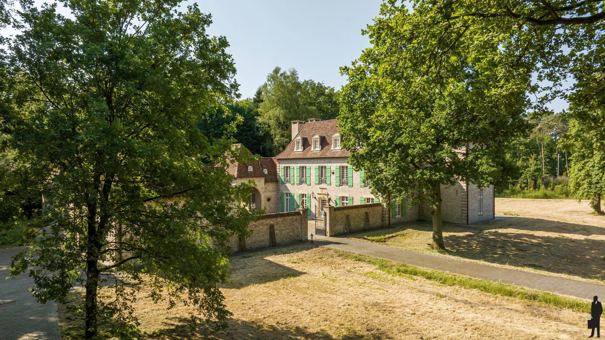 Uniek perceel met U-vorm woning, wellness én conciërgewoonst / zorgwonen en dit op ca. 2.8 hectare! - foto 1