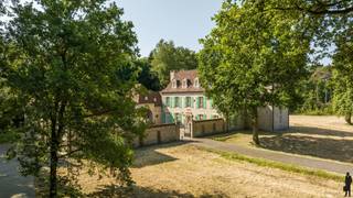 Perfecte woonst voor praktijk aan huis. Inwonend personeel of kangoeroe/zorg wonen in absolute privacy!Perigordijnse architectuur met binnenkoer naar...