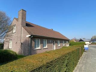 Zeer verzorgde gelijkvloerse woning te Lendelede.Deze woning is gelegen in de Zomerweg 20, een zeer rustig gelegen villa wijk nabij de Rijksweg...
