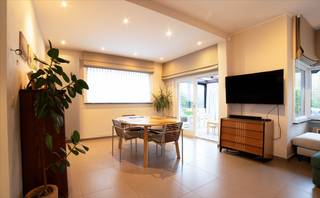 Deze charmante halfopen villa in Oostende biedt een ideale woonplek voor wie op zoek is naar ruimte en comfort. De woning beschikt over 3...