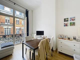 Etterbeek Comission Européenne : Appartement 1 chambre ±60m² au RDC d’une maison typique bruxelloise. Il se compose d’un hall d’entrée, living de ±15m², salle de bain avec WC, une cuisine équipée (four, taque, hotte, connexion lave-linge), une salle a manger de ± 10m², une chambre de ±11m² et un jardin de ±65m². PEB F. Charges de 120€/mois comprenant l’eau froide, le chauffage, les communs et l’assurance abandon de recours. Disponible le 15/08/2026. Mesures données à titre indicatif. <br /><br />
<p><u>Au rez-de-chaussée</u> :</p>
<p>- Hall d’entée</p>
<p>- Séjour ±15m²</p>
<p>- Salle de bains avec wc</p>
<p>- Cuisine équipée (four, taque, hotte, connexion lave-linge)</p>
<p>- Salle a manger ± 10m²</p>
<p>- Chambre ± 11m²</p>
<p>- Jardin ±65m²</p>
